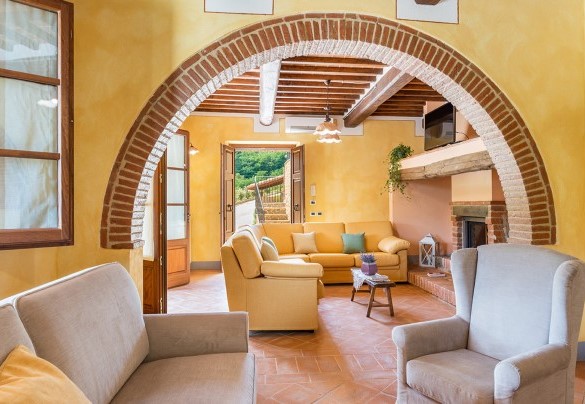 living room on the ground floor with a fireplace and TV - Il Casale Di Manuele
