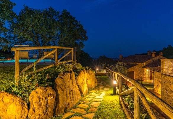 The stone pathways with romantic lighting - Il Casale Di Manuele