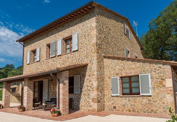 The front of the villa with stone walls - Il Casale Di Manuele