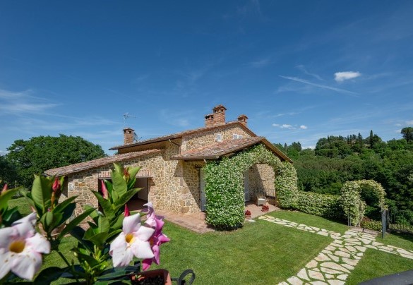 Il giardino curato bordato di fiori – Il Casale di Manuele