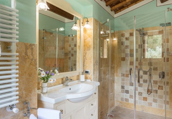 The en-suite bathroom with a shower in annex - Il Casale Di Manuele