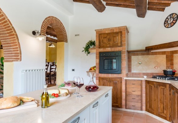 The spacious rustic-style kitchen on the ground floor - Il Casale Di Manuele