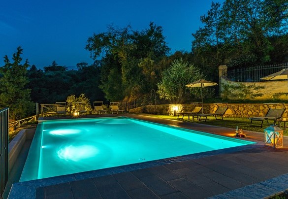 The pool equipped with both internal and external lighting - Il Casale Di Manuele