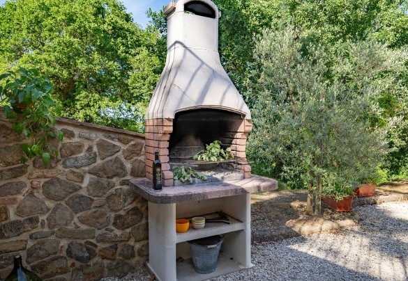 Il barbecue in muratura a un passo dal portico – Il Casale di Manuele