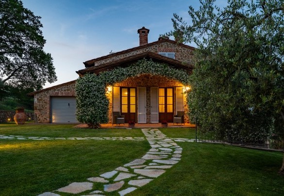 Il portico al primo piano del casale ornato dal gelsomino profumatissimo – Il Casale di Manuele