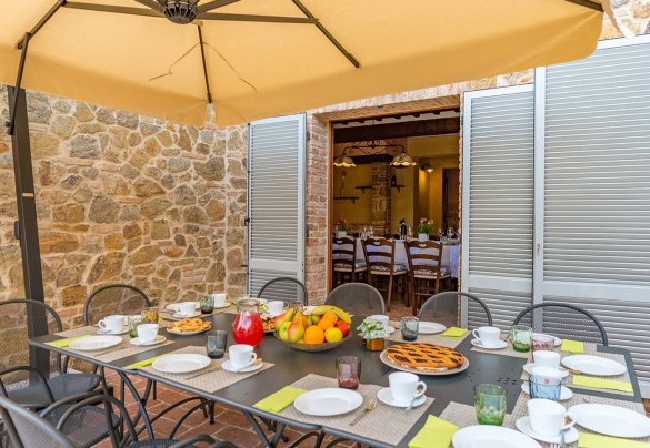 The large dining table in front of the property - Il Casale Di Manuele