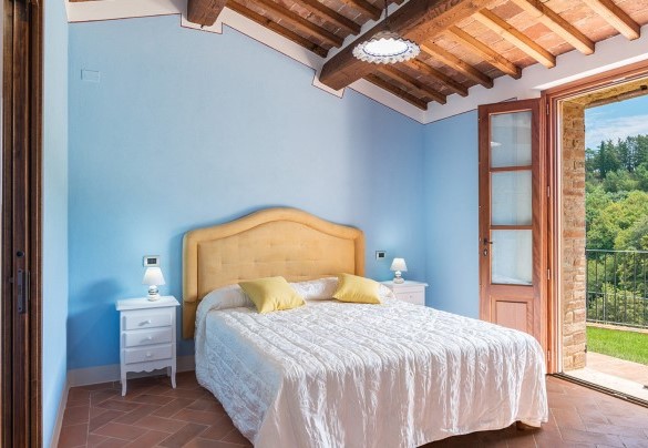 The ground floor double bedroom with en-suite bathroom in the annex - Il Casale Di Manuele