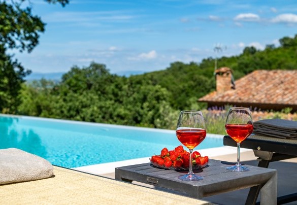 La piscina ha una profondità che cresce da 1,15 m a 1,40 m – Il Casale di Manuele