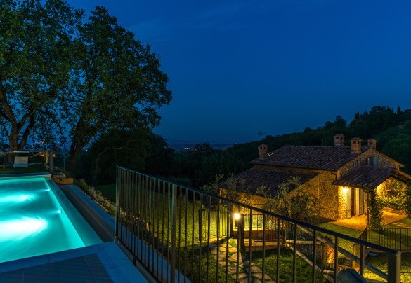 The pool equipped with both internal and external lighting - Il Casale Di Manuele