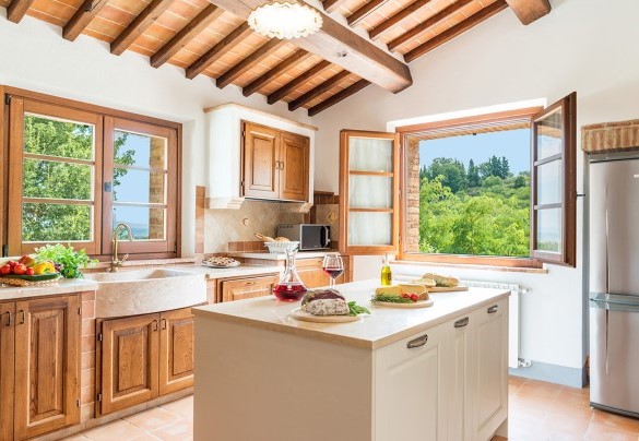 The spacious rustic-style kitchen on the ground floor - Il Casale Di Manuele