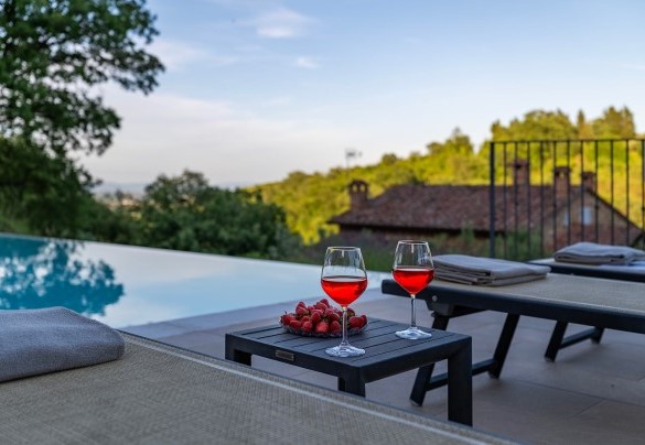 La piscina nei bagliori del tramonto – Il Casale di Manuele
