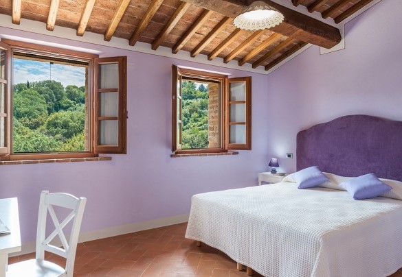 The large bedroom on the first floor with an en-suite bathroom in the annex - Il Casale Di Manuele