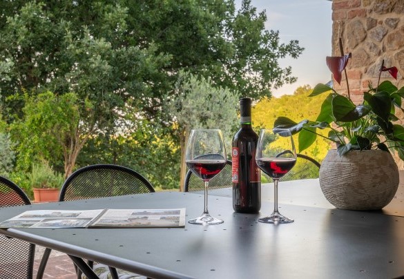 Tavolo da pranzo sotto al portico del casale, a un passo dal barbecue – Il Casale di Manuele