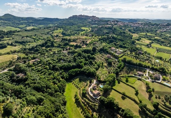 La proprietà e il borgo di Montepulciano sullo sfondo – Il Casale di Manuele