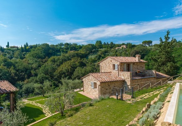The villa nestled in the greenery - Il Casale Di Manuele
