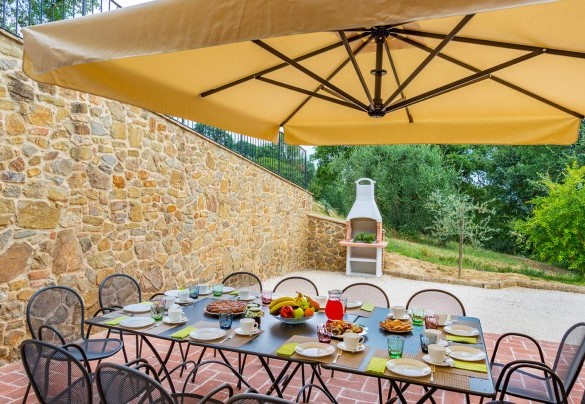 The large dining table next to the masonry barbecue - Il Casale Di Manuele