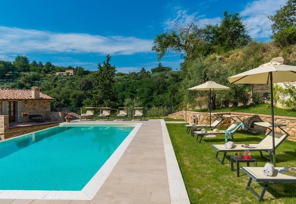 The pool's edge covered in travertine - Il Casale Di Manuele