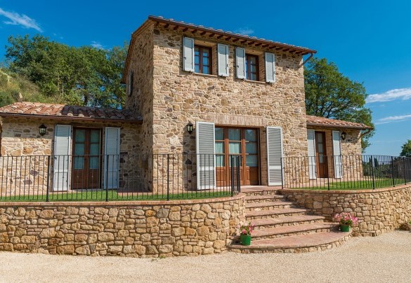 The dirt driveway leads to the entrance of the villa - Il Casale Di Manuele