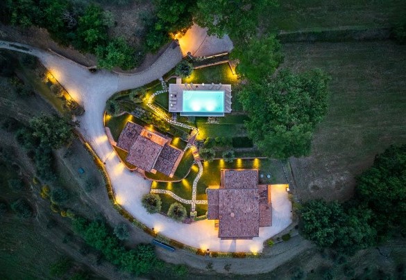 Le luci calde che avvolgono i casali e la piscina – Il Casale di Manuele