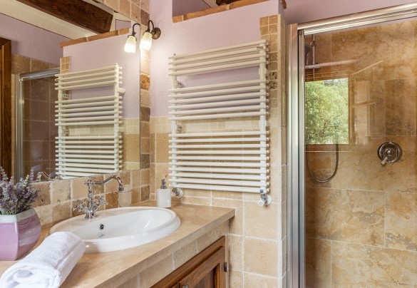 The colorful en-suite bathroom with a shower - Il Casale Di Manuele