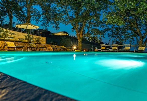 The pool equipped with both internal and external lighting - Il Casale Di Manuele