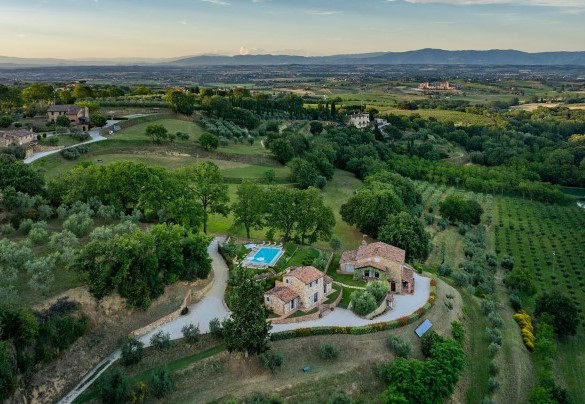 I casali sono circondati da 5 ettari di terreno, distribuiti tra oliveto, frutteto e bosco – Il Casale di Manuele      