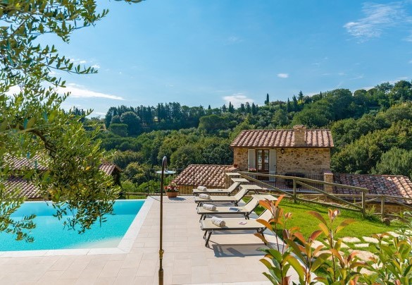 The pool's sunbathing area - Il Casale Di Manuele