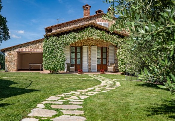 Il portico al primo piano del casale ornato dal gelsomino profumatissimo – Il Casale di Manuele