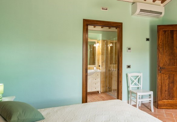 The ground floor double bedroom with en-suite bathroom in the annex - Il Casale Di Manuele