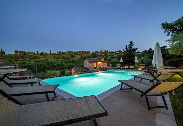 La piscina illuminata, all’imbrunire – Il Casale di Manuele