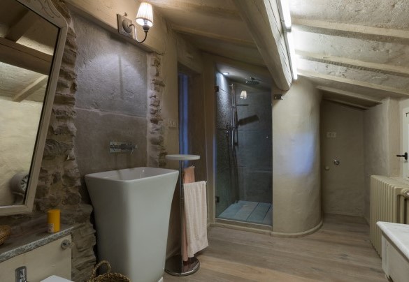Un bagno moderno al piano superiore - Il Castellaccio