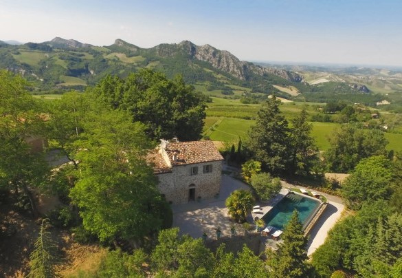 Il casale si staglia di fronte all'appennino che divide la Romagna dalla Toscana - Il Castellaccio