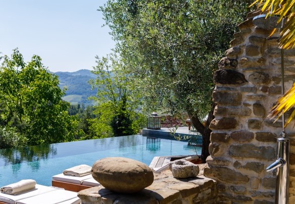La piscina è anche dotata di doccia esterna - Il Castellaccio