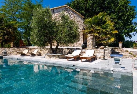 La piscina 11 x 5 m ed è provvista di cascata ad idromassaggio e nuoto contro corrente - Il Castellaccio