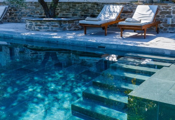 Alcuni gradoni permettono l'accesso alla piscina - Il Castellaccio