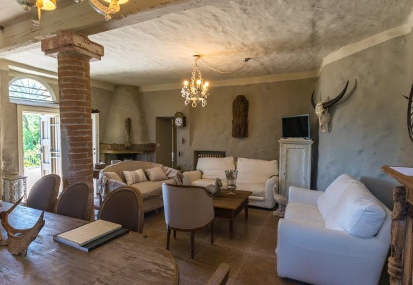 Il salotto, ricco di divani garantisce il massimo relax - Il Castellaccio