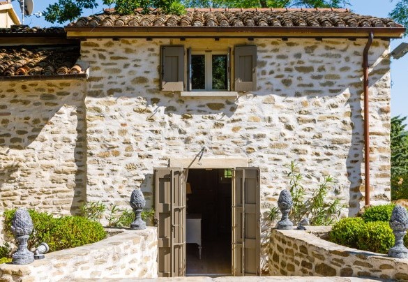 L'edificio risalente al 1074 ha pareti con pietre a vista - Il Castellaccio
