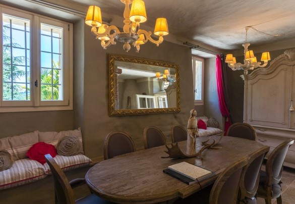 La sala da pranzo richiama lo stesso stile ricercato delle altre stanze - Il Castellaccio