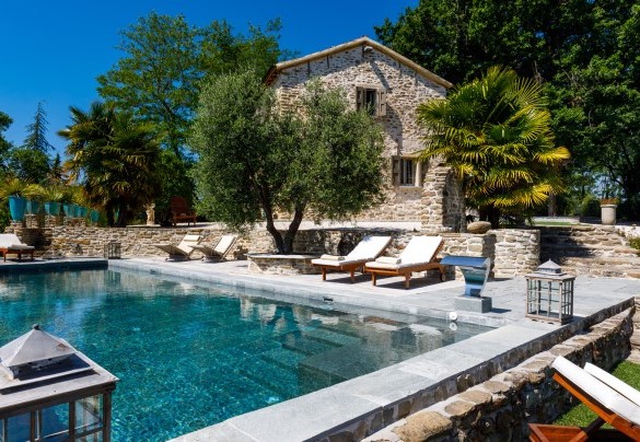 La piscina è ubicata a pochi metri dalla villa - Il Castellaccio