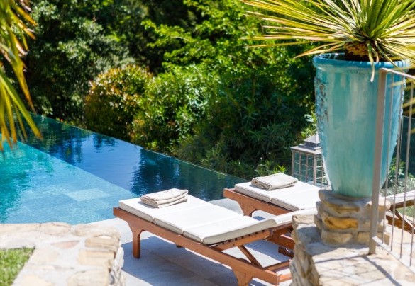 La piscina a sfioro è immersa nel giardino piantumato - Il Castellaccio