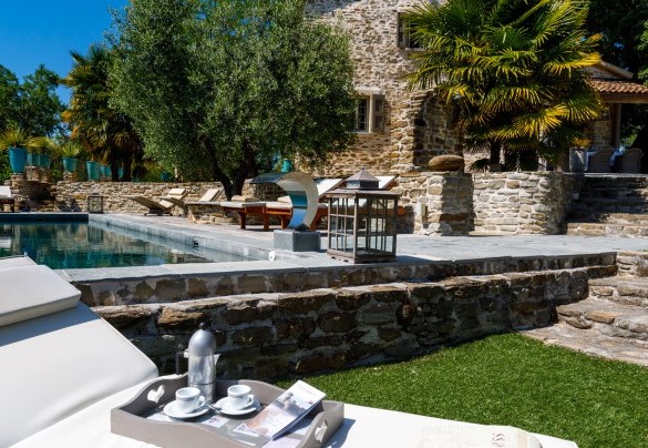La piscina a sfioro è immersa nel giardino piantumato - Il Castellaccio