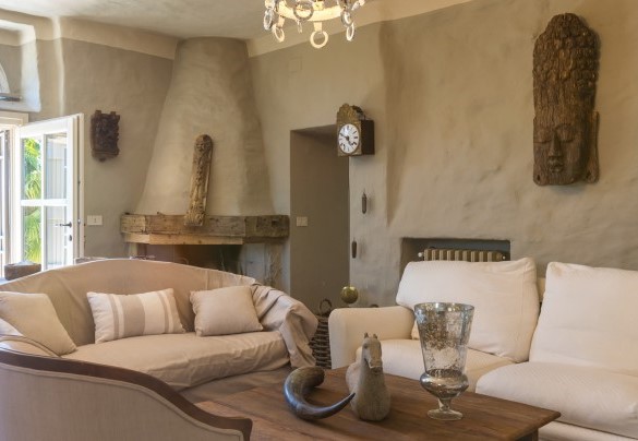 Il salotto, ricco di divani garantisce il massimo relax - Il Castellaccio