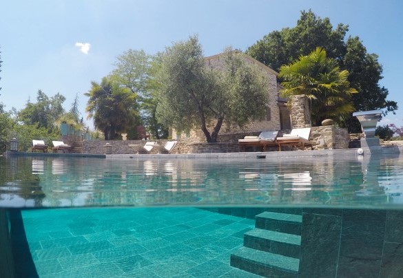 Alcuni gradoni permettono l'accesso alla piscina - Il Castellaccio