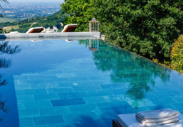 La piscina è rivestita in pietra e garantisce an'assoluta privacy - Il Castellaccio
