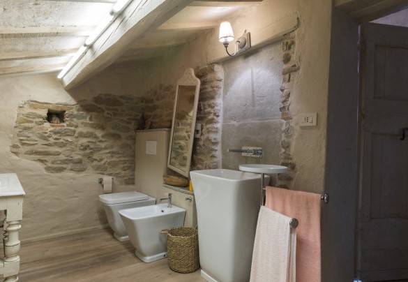 Un bagno moderno al piano superiore - Il Castellaccio