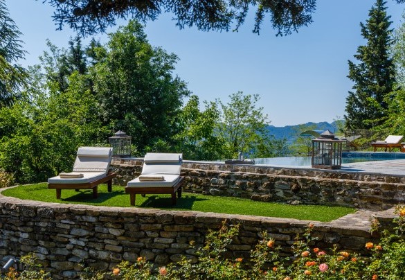 La piscina a sfioro è immersa nel giardino piantumato - Il Castellaccio