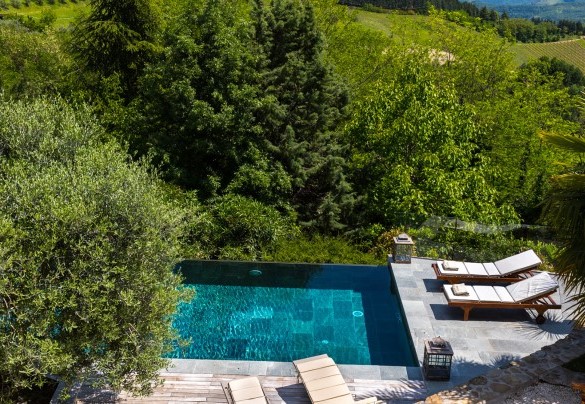 Dentro e attorno alla piscina è possibile apprezzare il panorama mozzafiato - Il Castellaccio