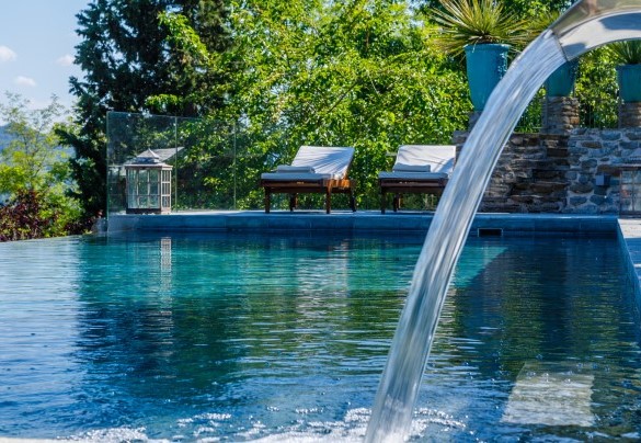 La piscina è depurata al sale e riscaldabile con pannelli solari - Il Castellaccio