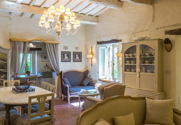 Il salotto al piano superiore collega la cucina alle camere - Il Castellaccio