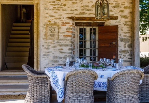 Il portico è il luogo perfetto per pranzi e cene all'aperto - Il Castellaccio